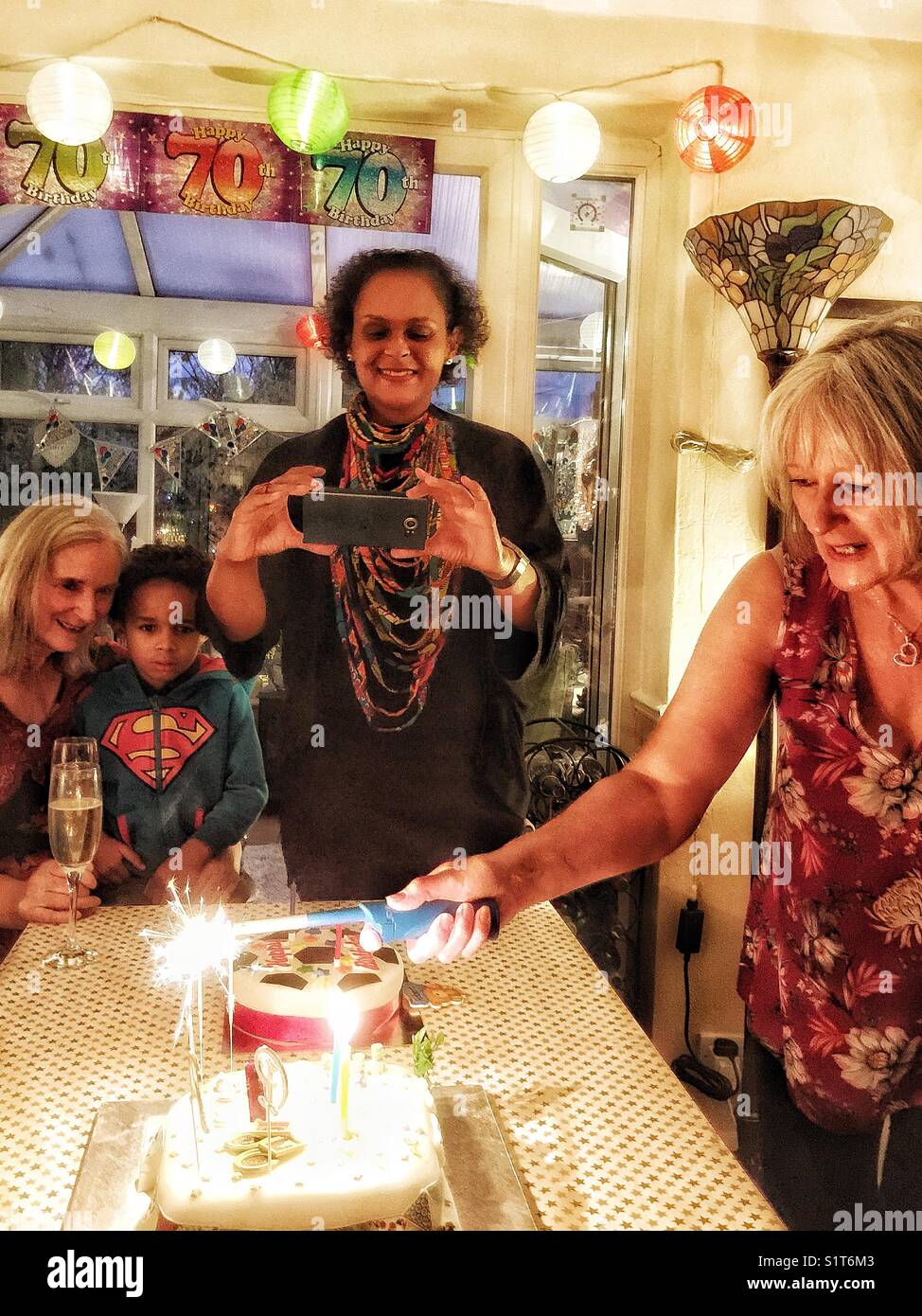 Una festa di famiglia. - Immagine stock catturata con smartphone
