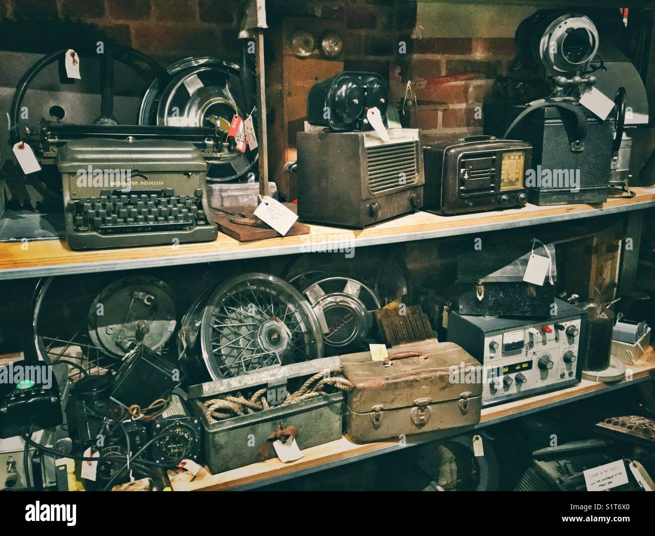 Antiquariato e oggetti obsoleti in vendita. Foto Stock