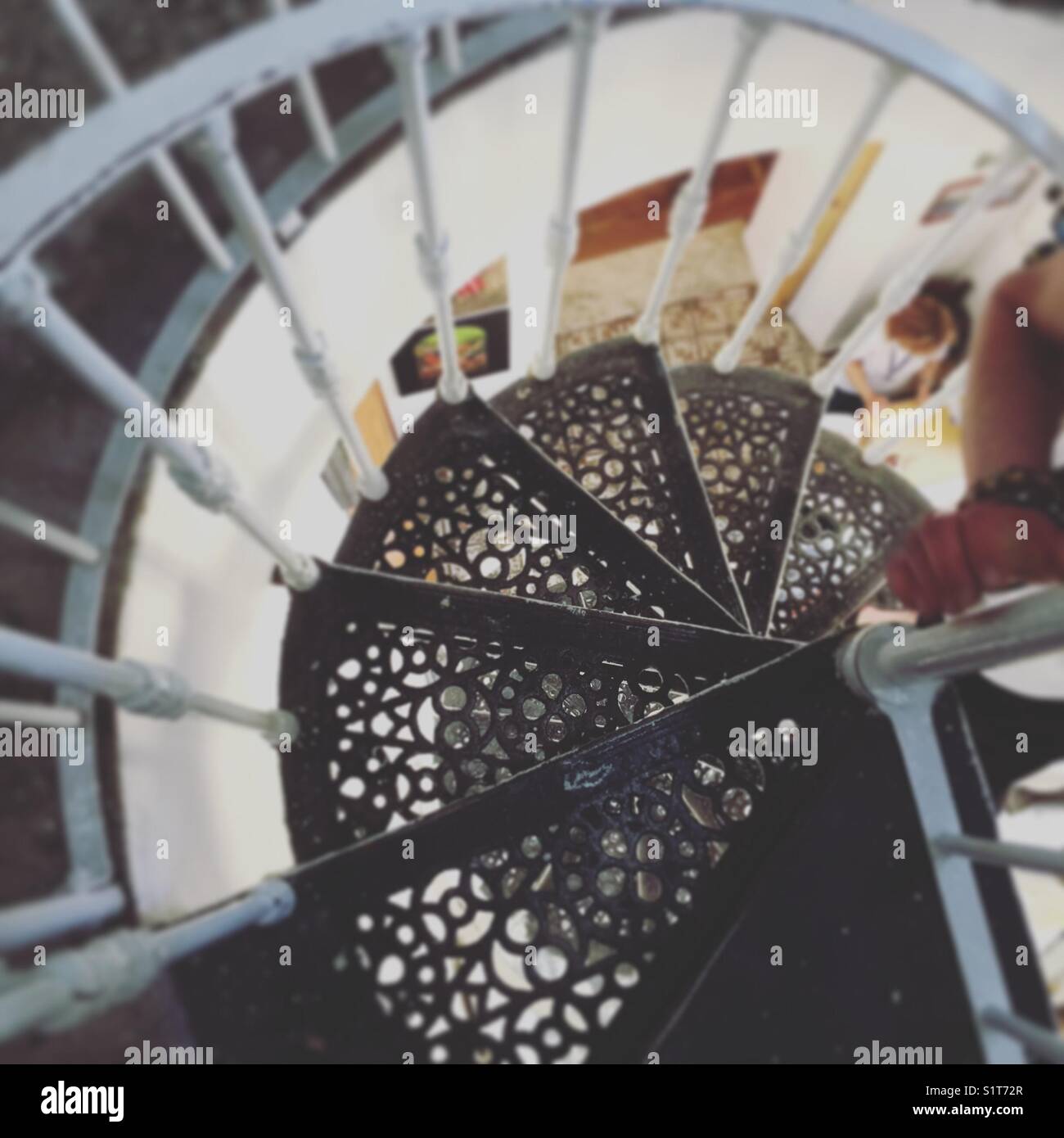 Ferro battuto scala a spirale - Immagine stock catturata con smartphone