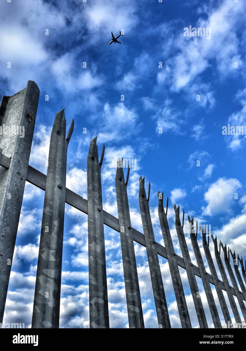 Visualizzazione di un aeromobile da dietro le sbarre - Immagine stock catturata con smartphone