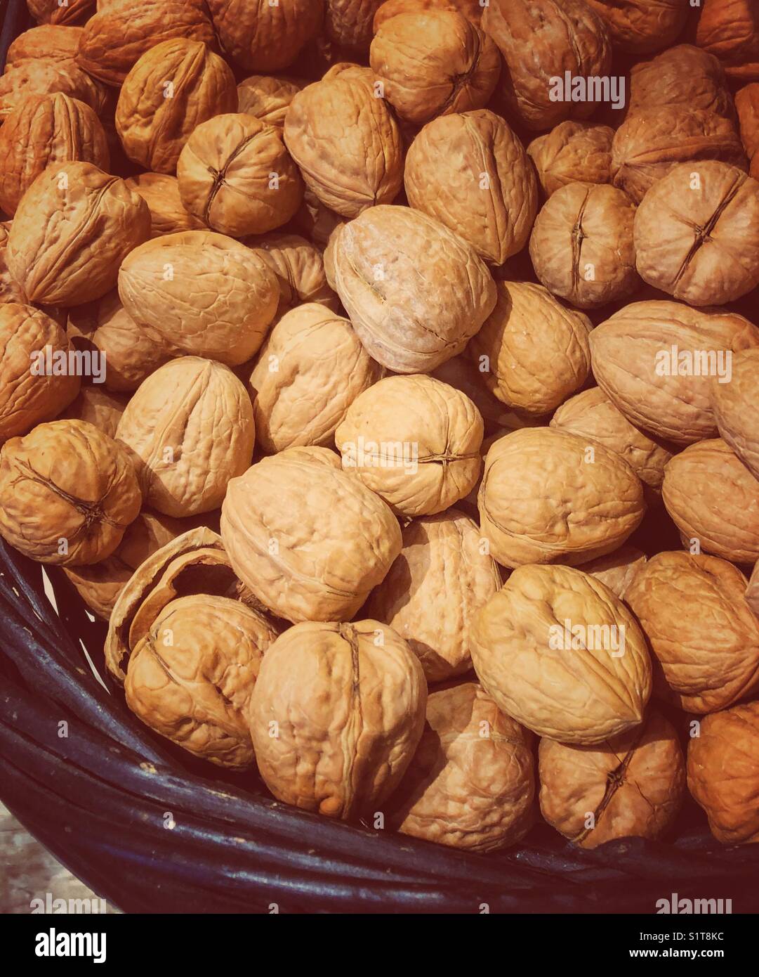 Cestello pieno di noci nel guscio Foto Stock