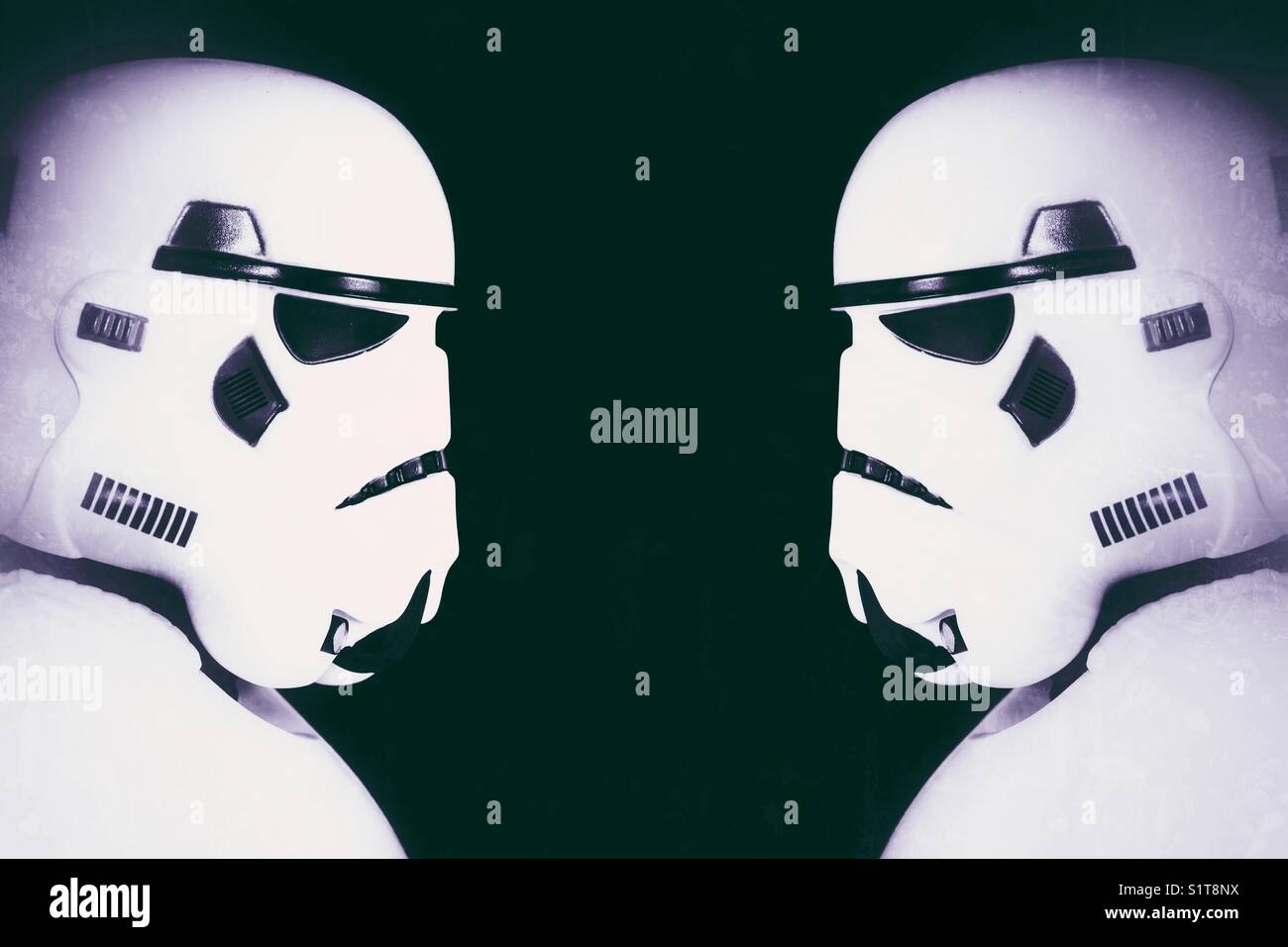 Un'immagine speculare di due Stormtroopers dei film di Star Wars affacciati su uno sfondo nero con spazio di copia - Immagine stock catturata con smartphone