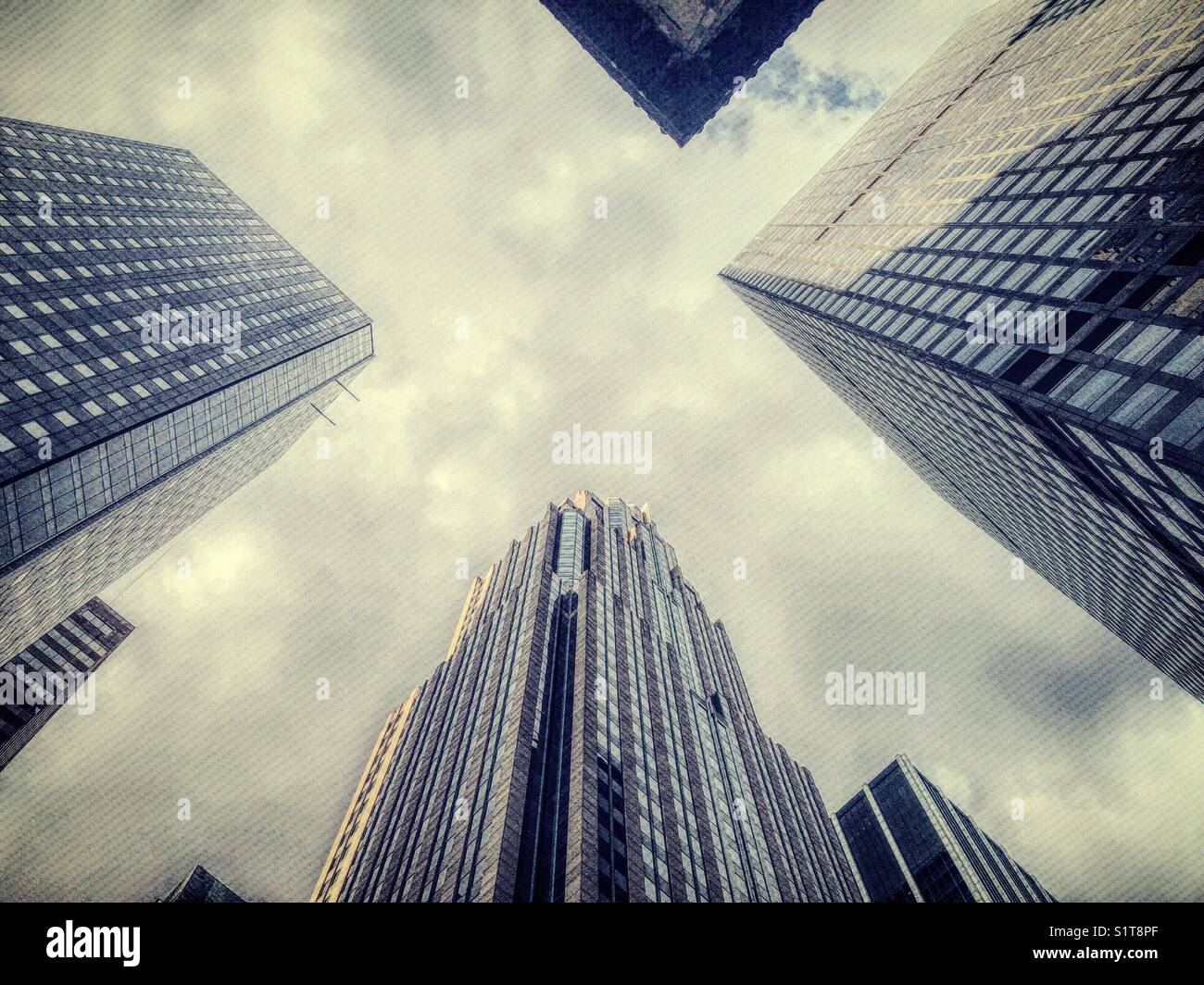 La scala di grigi di grattacieli di New York City shot dal di sotto, NYC, STATI UNITI D'AMERICA Foto Stock