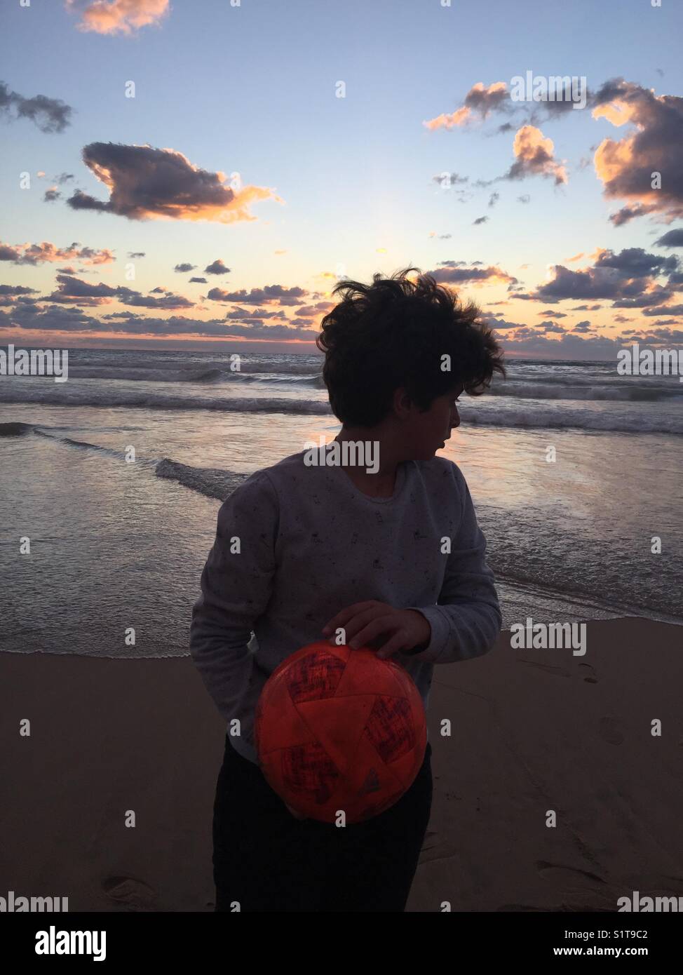 Sunset ,mare,cloud,giovane ragazzo, Hussein el saneh, jad,football,sfera , orange,acqua, inviare,costo libanese Foto Stock