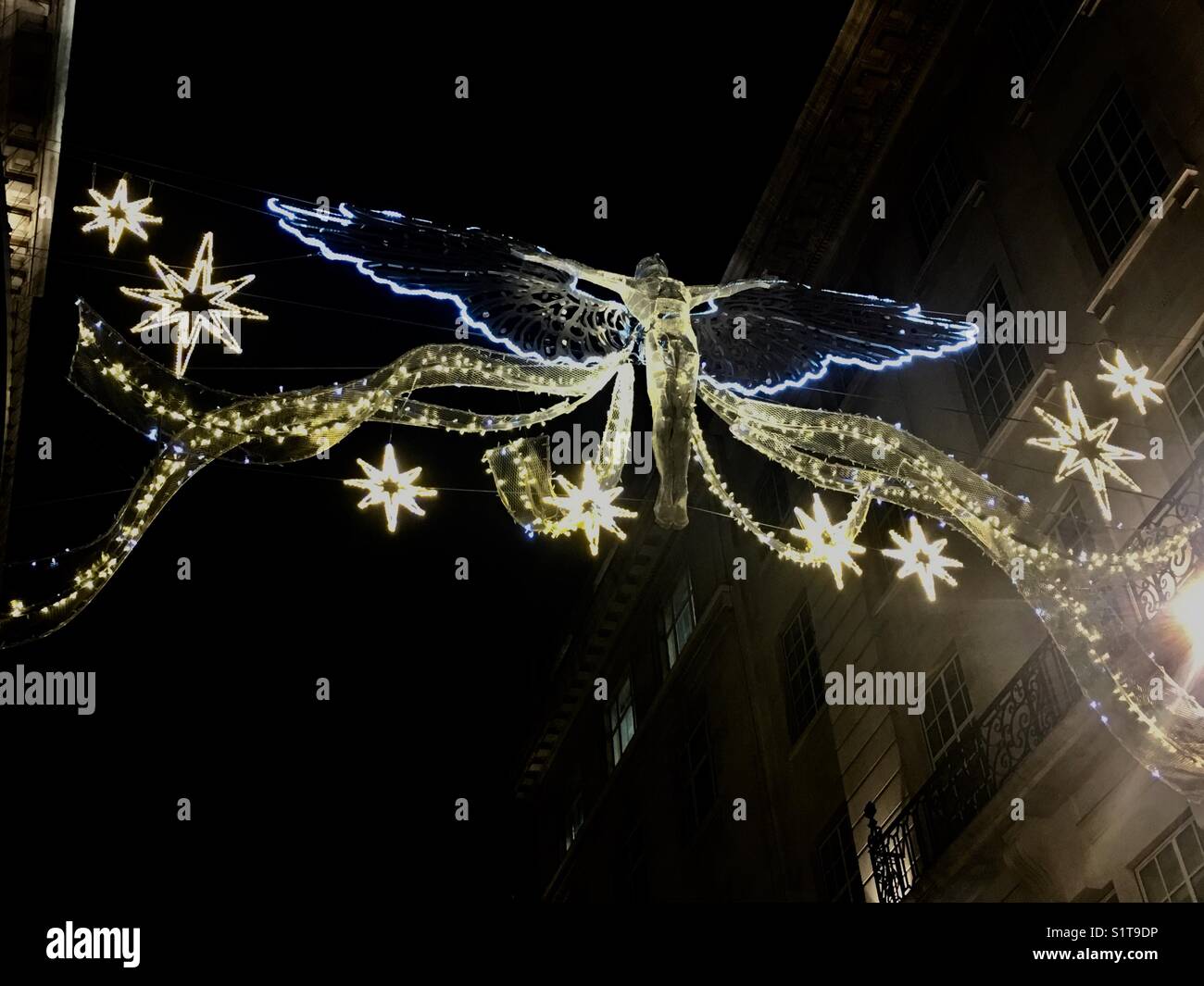 Angelo con ali decorazione di Natale vicino a Piccadilly Circus - Immagine stock catturata con smartphone