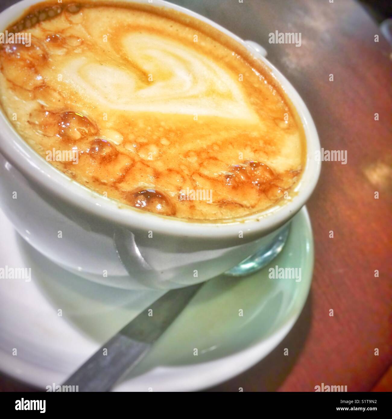 Tazza di caffè fresco su un tavolo di legno da vicino - Immagine stock catturata con smartphone
