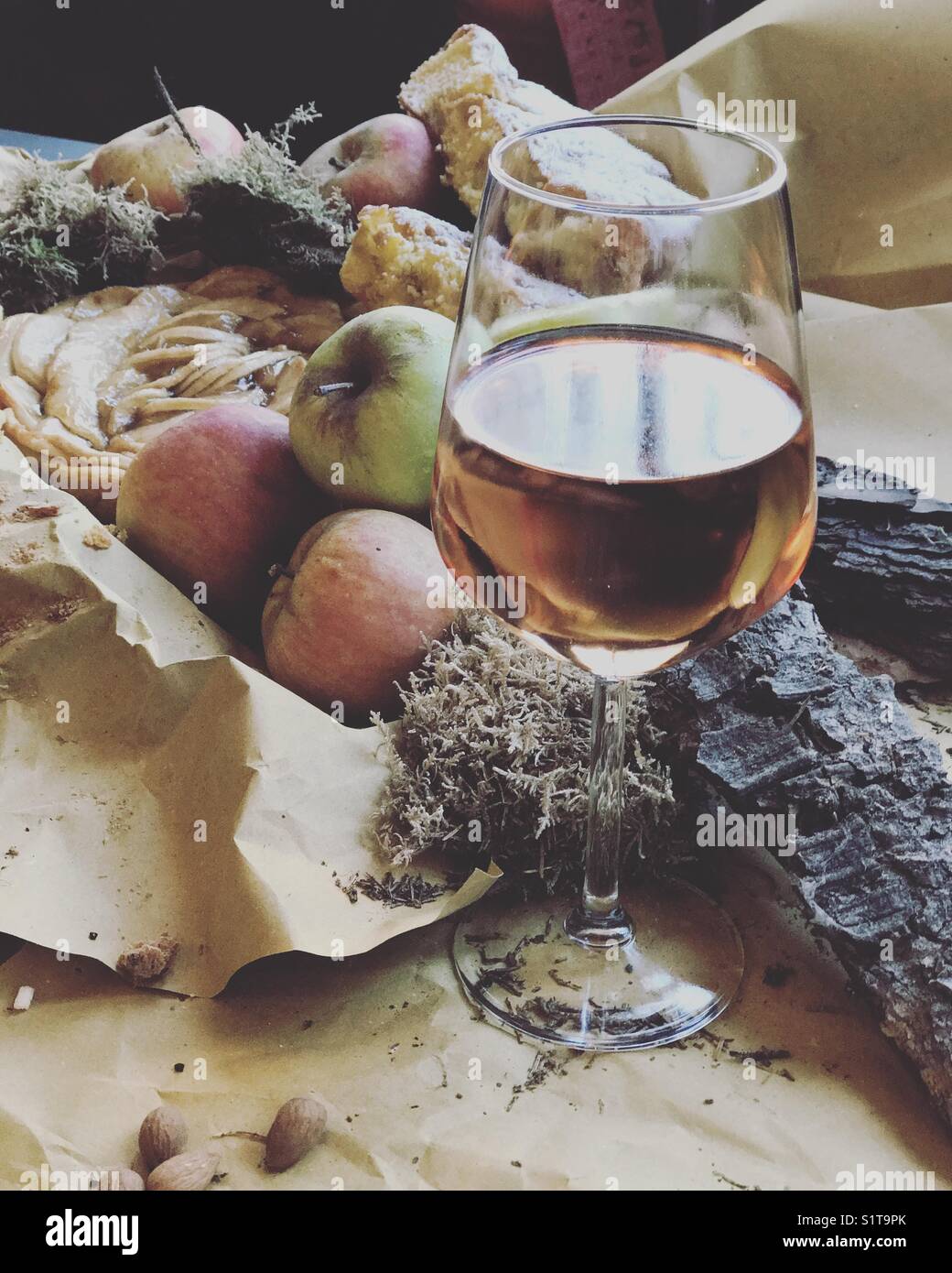 Vino dolce di vetro in autunno umore con mele e torta dolce Foto Stock