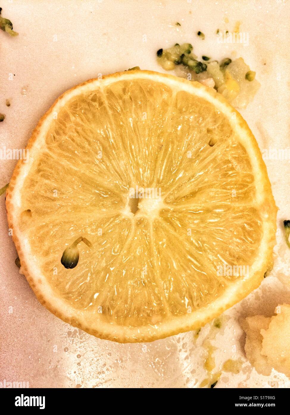 Una fetta di limone su una piastra sporca - Immagine stock catturata con smartphone