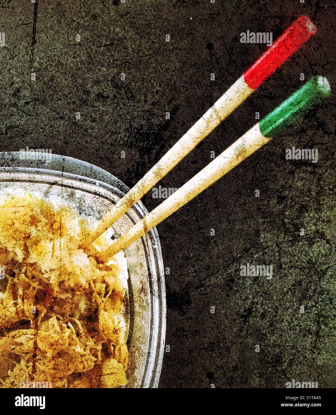 Vista piatta del pollo al curry con avanzi di riso e bacchette con estremità rosse e verdi - Immagine stock catturata con smartphone