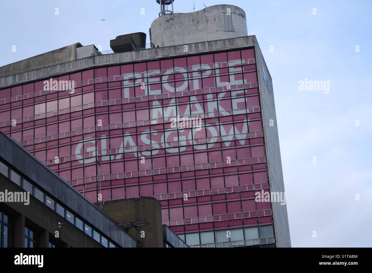 Le persone fanno Glasgow sul lato del Charles Oakley edificio della città di Glasgow College Foto Stock