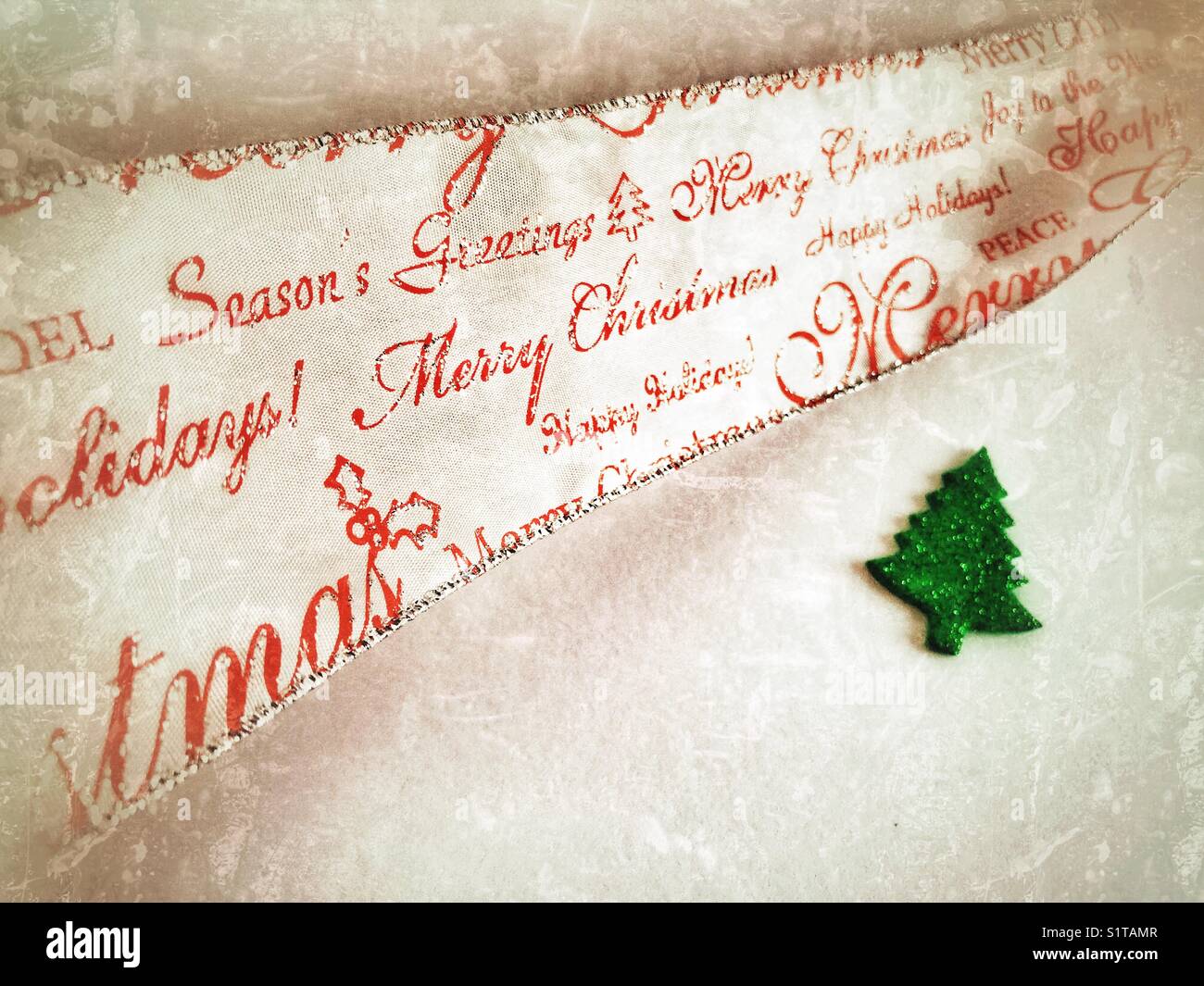 Nastro di Natale cablato e piccolo albero di Natale scintillante - Immagine stock catturata con smartphone
