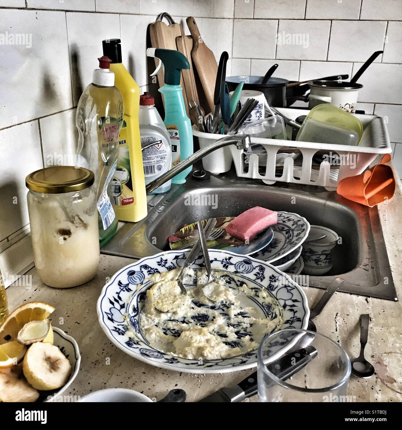 Pentole con il resto del piatto della cucina - Immagine stock catturata con smartphone