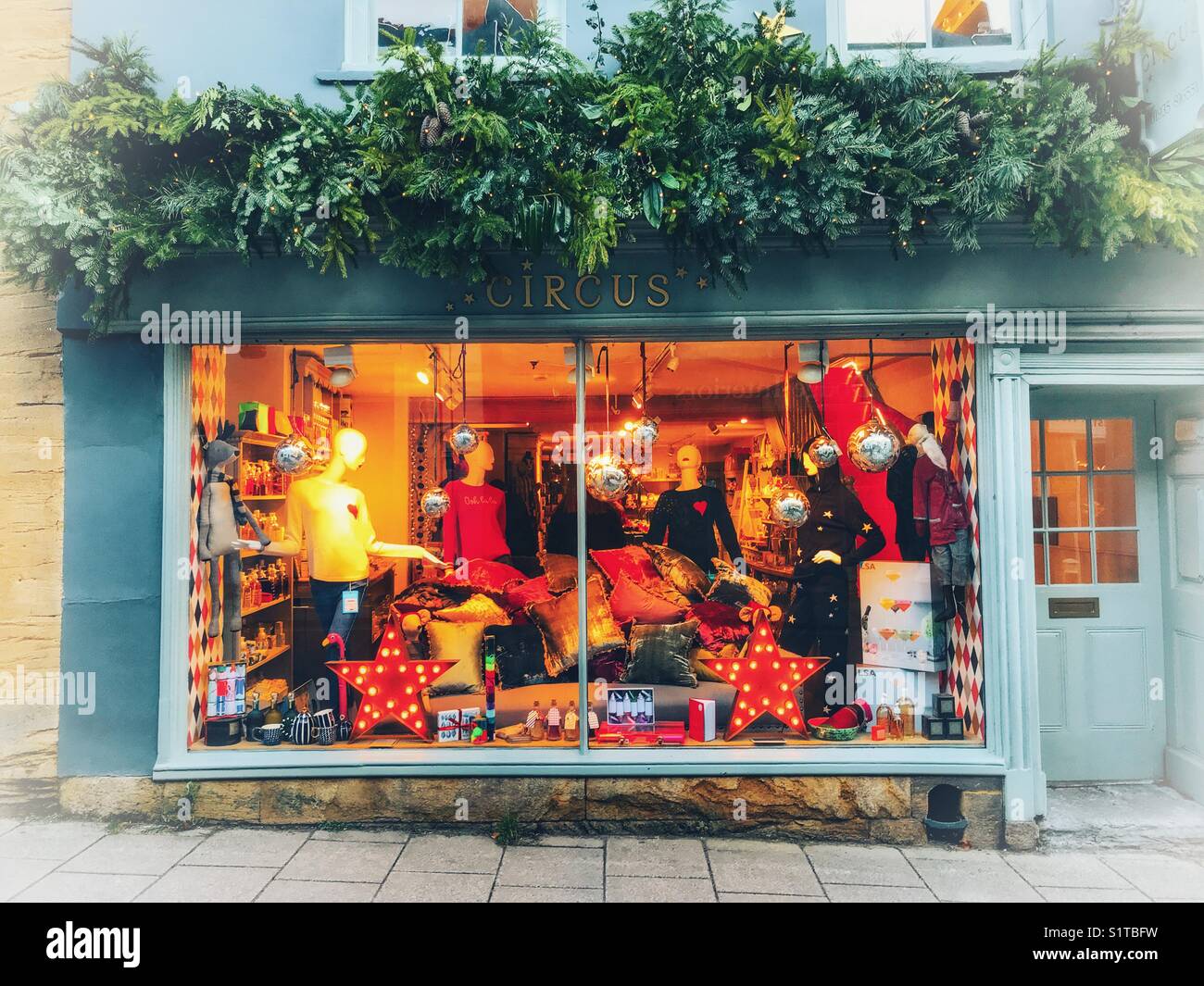 Circus retail outlet con shopfront finestra e decorato per il Natale, Sherborne, Dorset, Inghilterra - Immagine stock catturata con smartphone Circus retail outlet con shopfront finestra e decorato per il Natale, Sherborne, Dorset, Inghilterra - Immagine stock catturata con smartphone