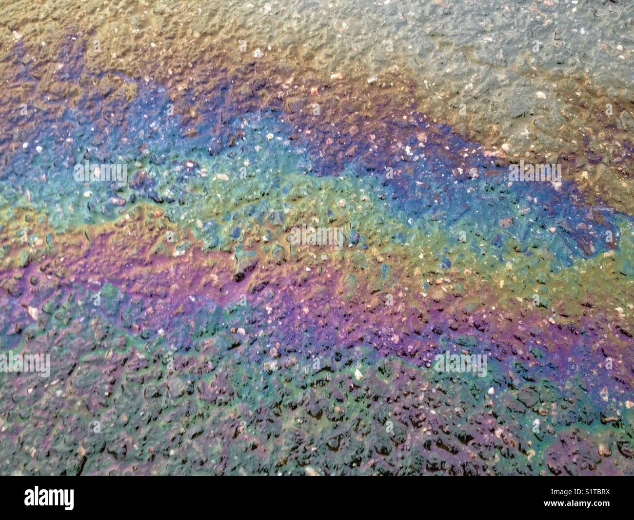 Fuoriuscita di olio su Tarmac Foto Stock