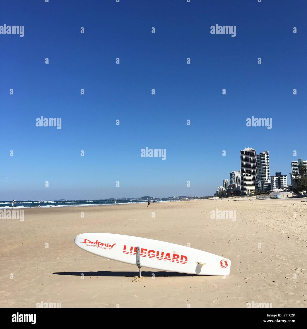 Bagnino di salvataggio con la tavola da surf, Surfers Paradise. Foto Stock