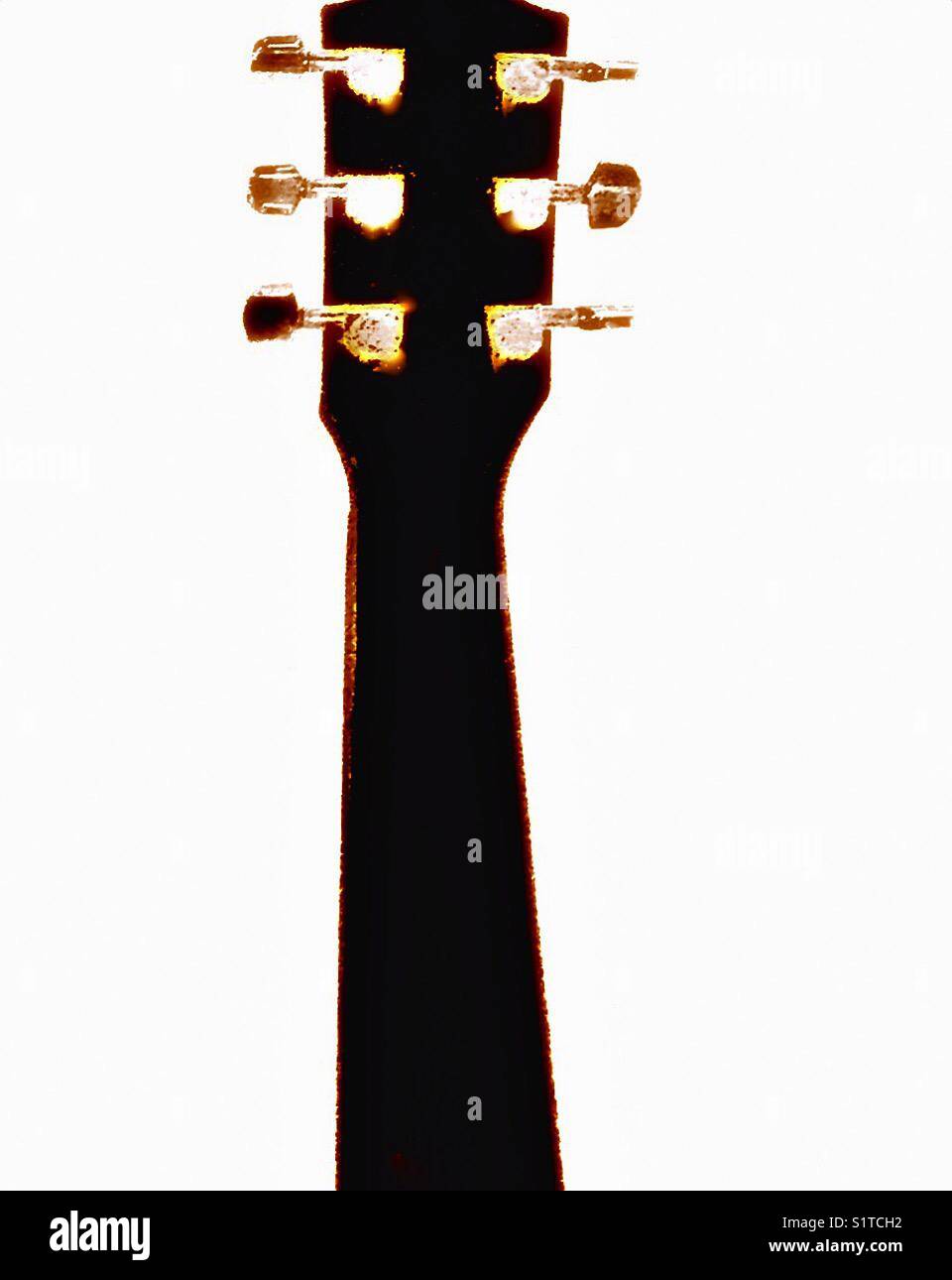 Un dettaglio di una chitarra acustica. - Immagine stock catturata con smartphone