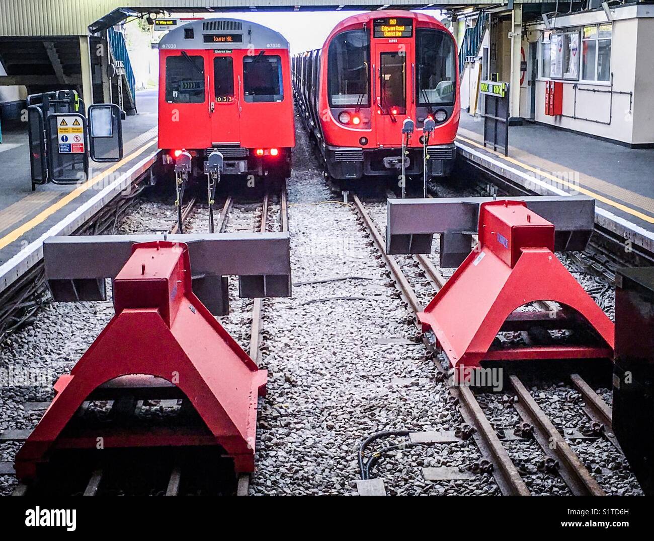 La stazione di Ealing Broadway London Underground stazione ferroviaria. I tamponi della parte la maggior parte della gente non vedere o preavviso. Qui con il nuovo e il vecchio quartiere di treni di linea. Foto Stock