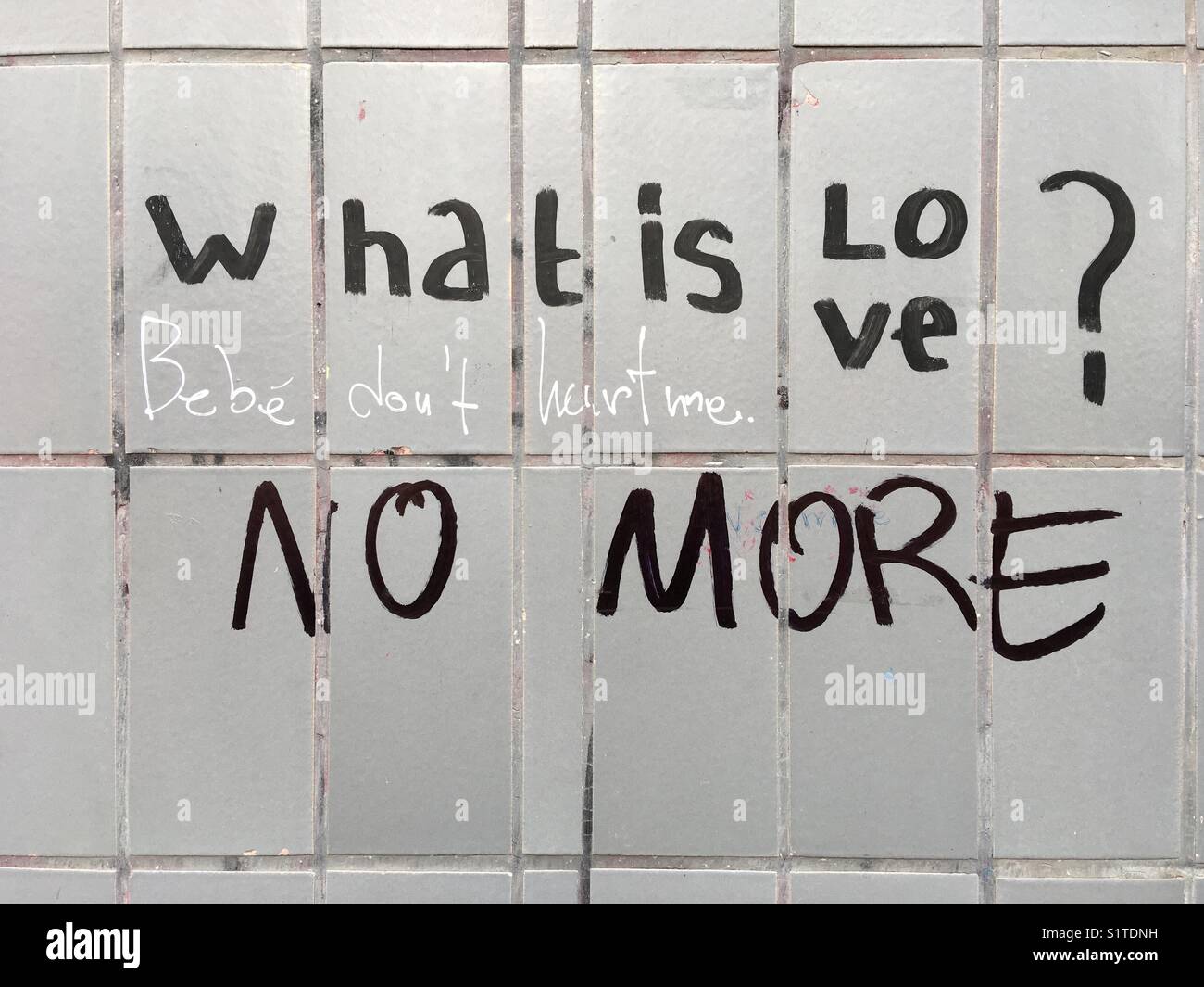Che cosa è amore lyrics su una parete della città Foto Stock