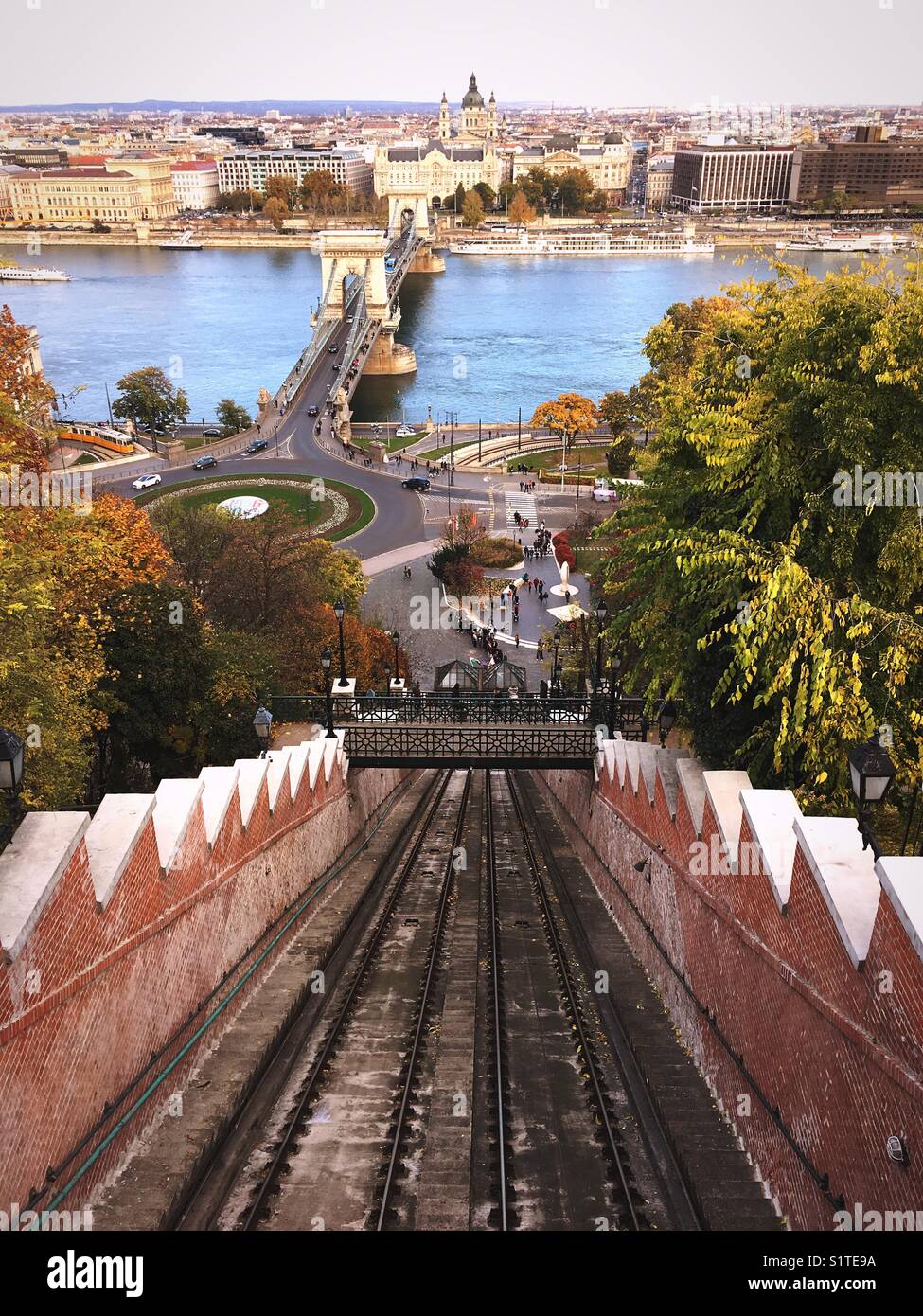 Vista la Funicolare nel Castello di Buda, con il Ponte delle Catene e il fiume Danubio in background. Budapest, Ungheria Foto Stock