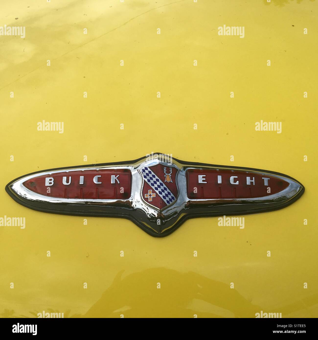 Buick otto segno su giallo anni cinquanta auto d'epoca Foto Stock