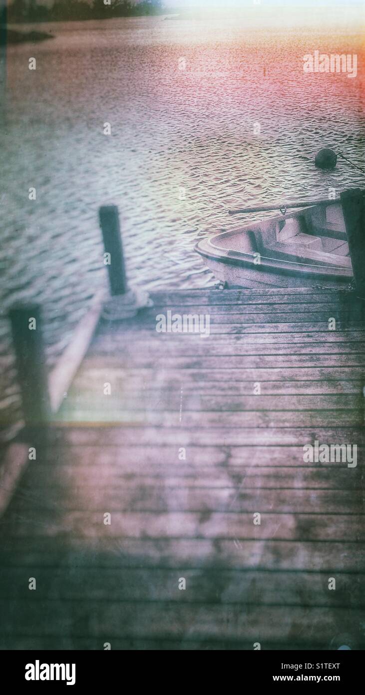 Barca a remi sulla costa di Graso, un’isola al largo della costa dell’Uppland, sulla costa orientale della Svezia, Svezia, Scandinavia - Immagine stock catturata con smartphone