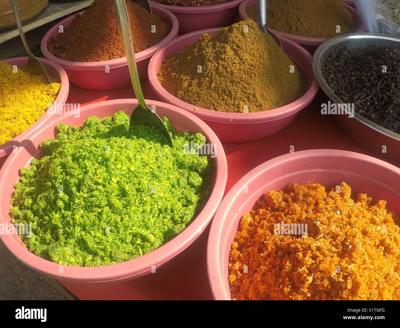 Fresca cucina indiana di spezie per la vendita su un mercato in stallo Foto Stock