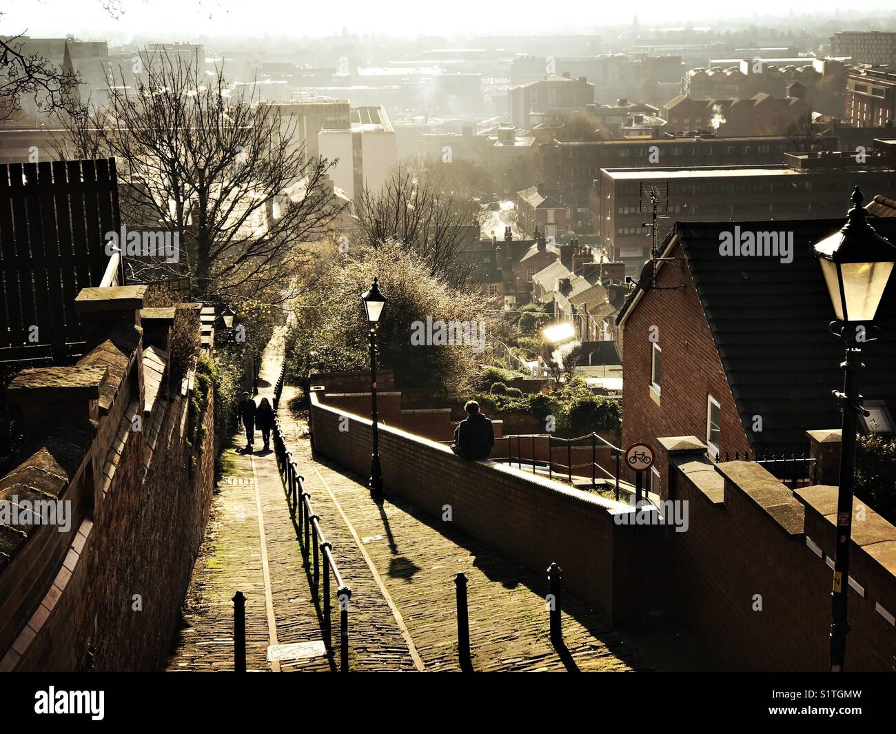 Guardando verso il basso Motherby Hill, Lincoln, Regno Unito nel sole invernale Foto Stock