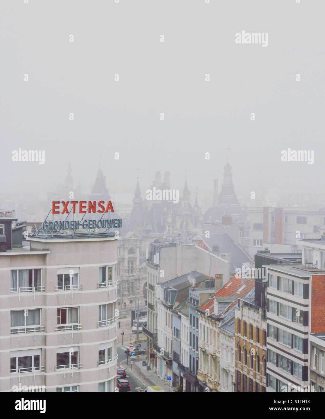 Lo skyline di nebbia di Anversa edifici birdseyeview urbana Foto Stock