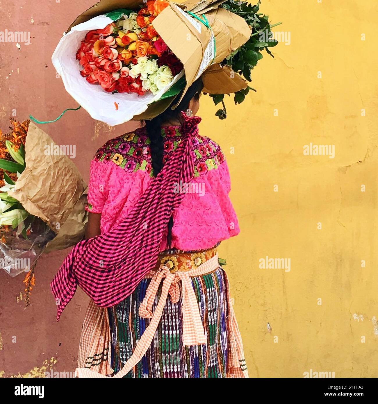 Maya venditore di fiori in Antigua, Guatemala Foto Stock