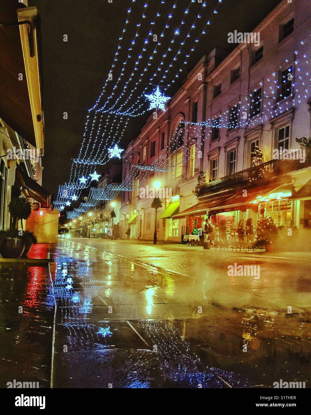 Motcomb Street le luci di Natale nel quartiere di Knightsbridge, Londra. Foto Stock