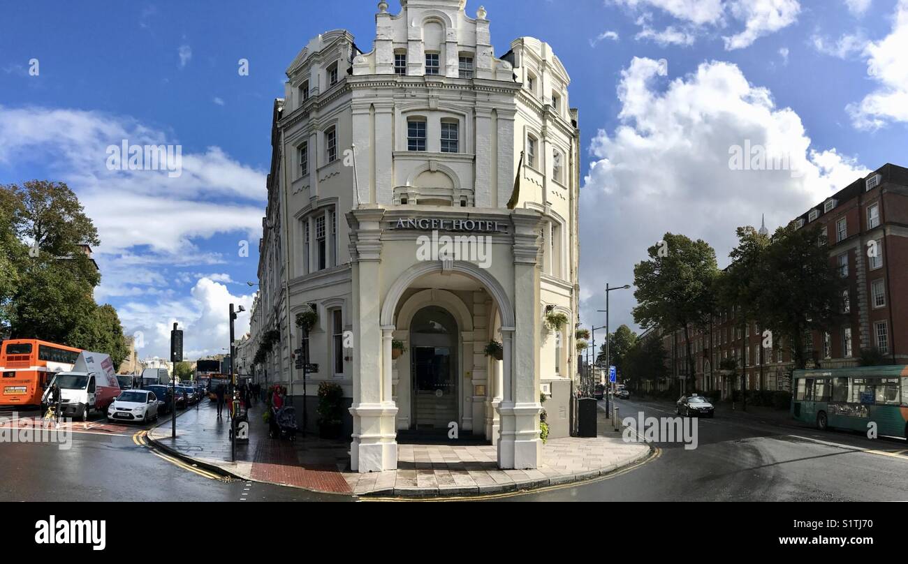 Vista panoramica della rinomata Angel Hotel a Cardiff, nel Galles, con Castle Street sulla sinistra e Westgate Street sul lato destro - Immagine stock catturata con smartphone