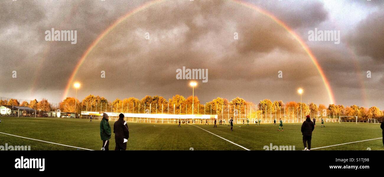 Rainbow su un campo di calcio. - Immagine stock catturata con smartphone
