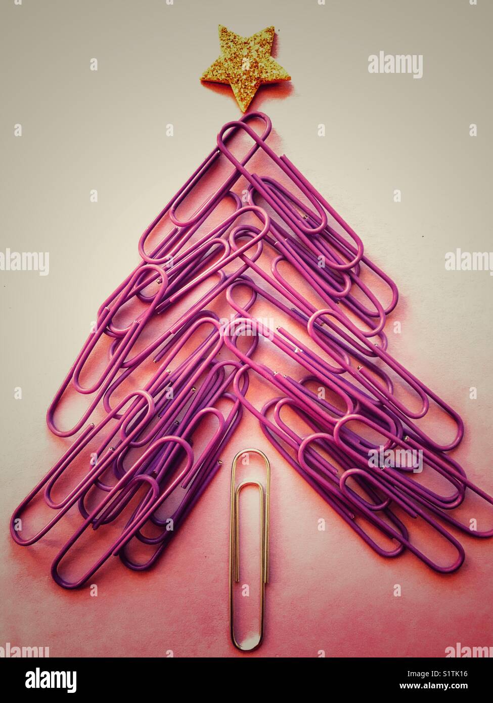 Albero di Natale realizzato con graffette viola con una stella glitter dorata sulla parte superiore - Immagine stock catturata con smartphone