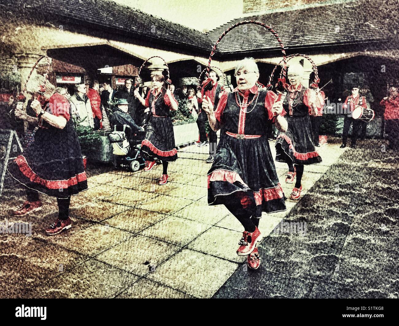 Intasare dancing, un tradizionale English Folk Dance. Prestazioni all'aperto a Sherborne, Dorset, Inghilterra, - Immagine stock catturata con smartphone