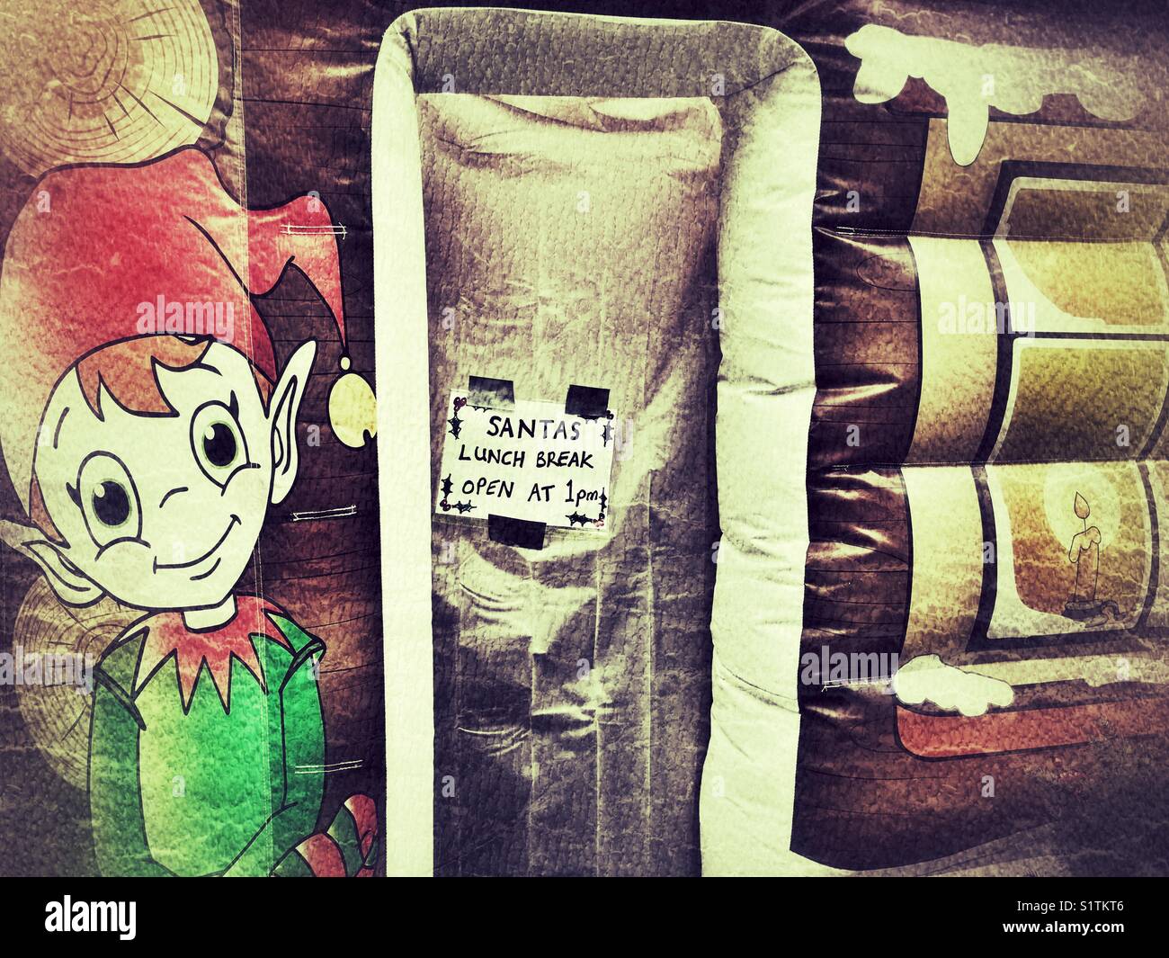 Santa Grotta con un cartello che diceva andato per il pranzo sulla porta chiusa. Foto Stock