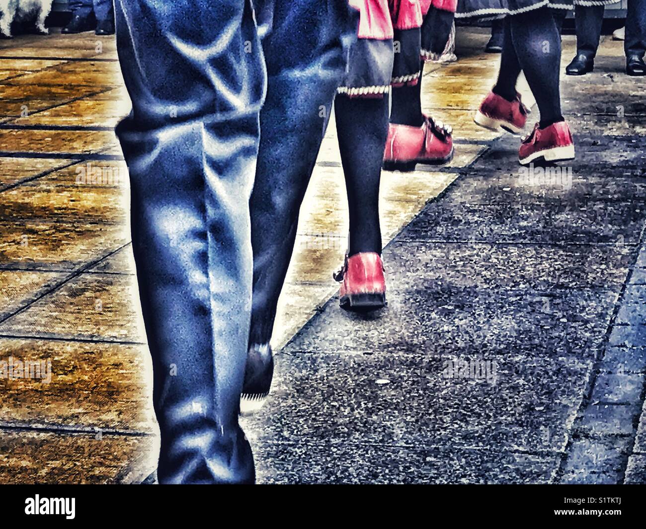 Intasare dancing, un tradizionale English Folk Dance, dettaglio di gambe & rosso zoccoli con campane. Prestazioni all'aperto a Sherborne, Dorset, Inghilterra, - Immagine stock catturata con smartphone