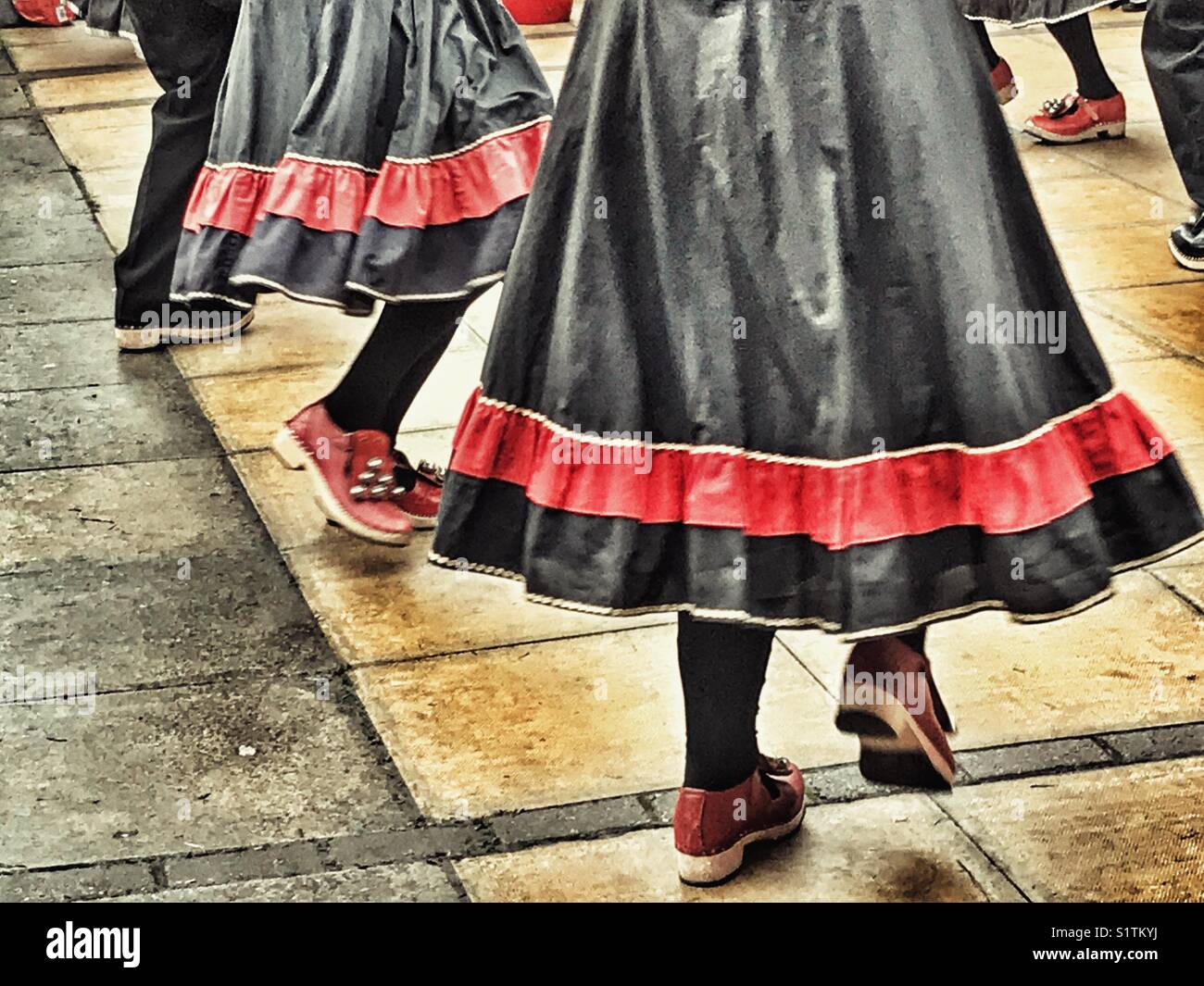 Intasare dancing, un tradizionale English Folk Dance con campane su zoccoli. Sherborne, Dorset, Inghilterra, Foto Stock