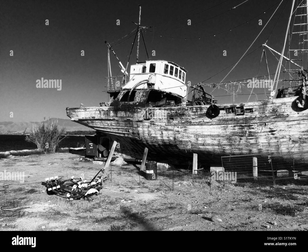 Vecchia barca abbandonata - Immagine stock catturata con smartphone