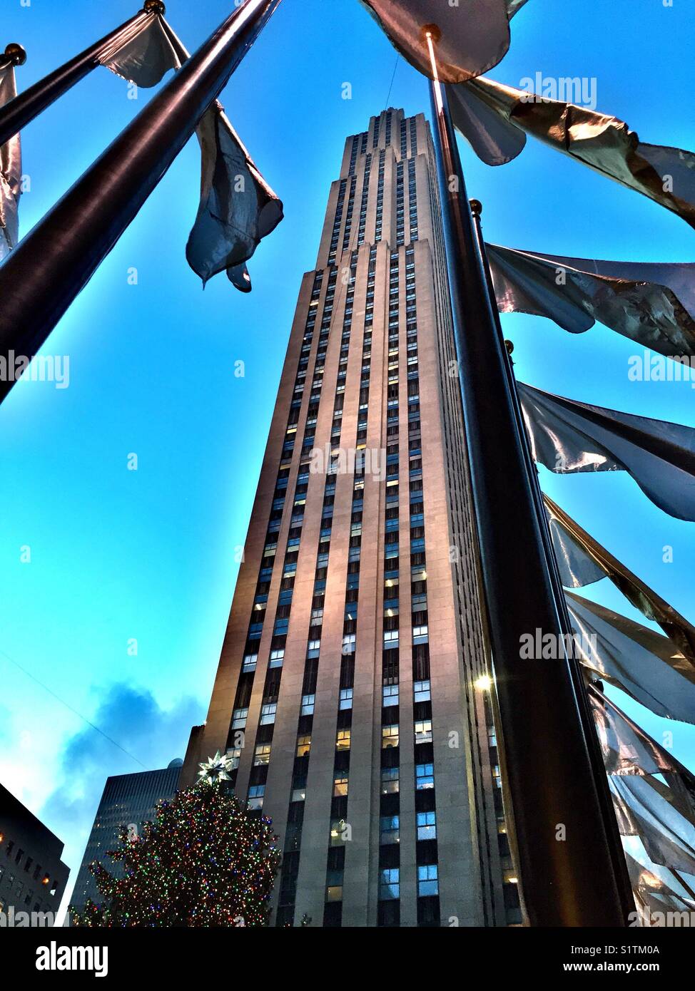 Bandiere del plaza di roccia 30, Rockefeller Center di New York City, Stati Uniti d'America Foto Stock