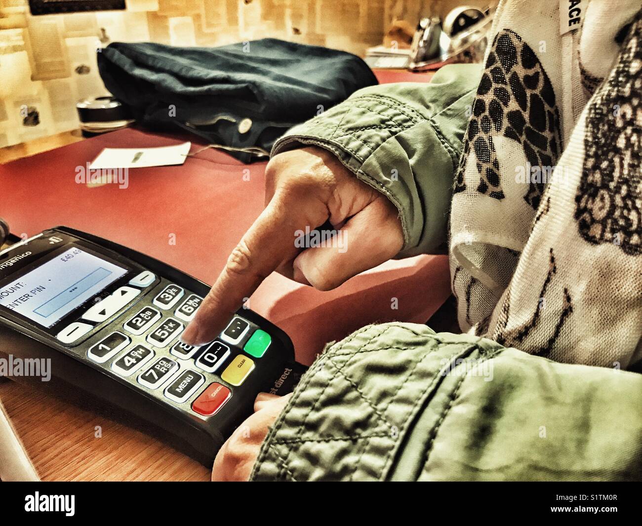 La donna il pagamento tramite carta di credito / debito in un negozio negozio di abbigliamento - Immagine stock catturata con smartphone La donna il pagamento tramite carta di credito / debito in un negozio negozio di abbigliamento - Immagine stock catturata con smartphone