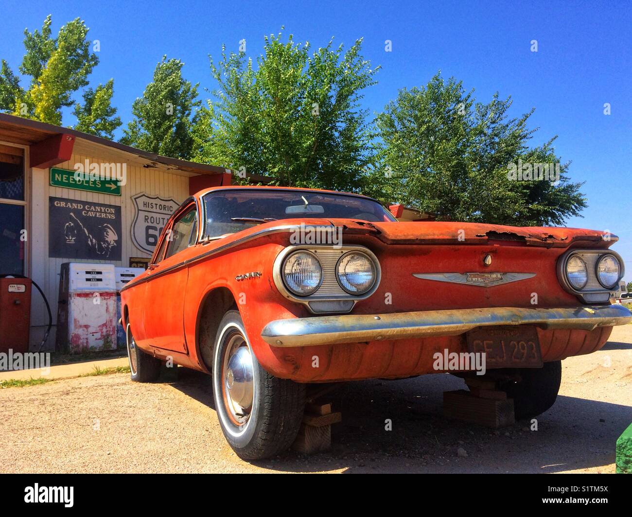 Rusty e auto colorate sul percorso 66, STATI UNITI D'AMERICA Foto Stock