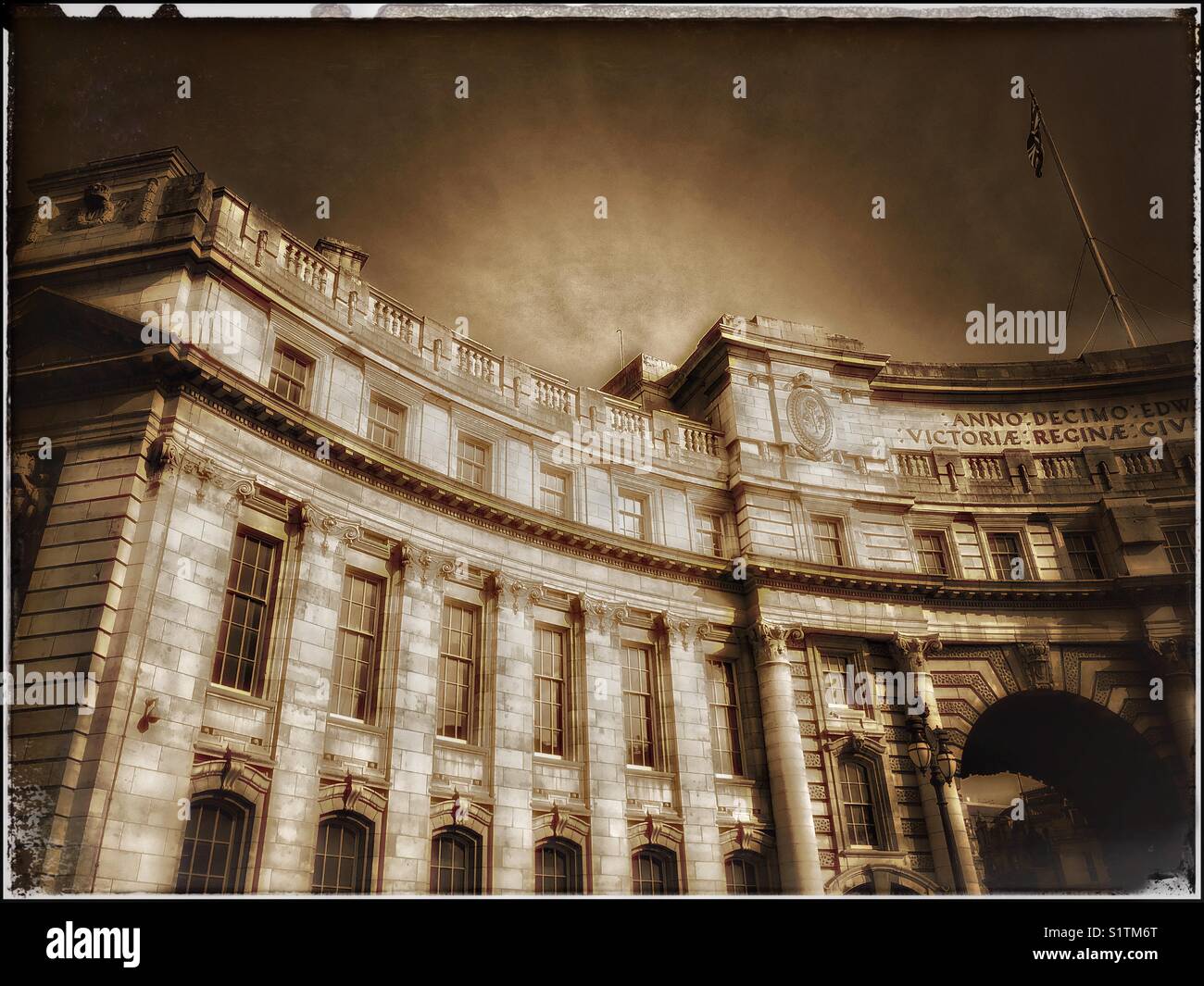 Un effetto retrò immagine raffigurante la parte esterna della neoclassica Admiralty Arch nel centro di Londra. Questo edificio è tra il Mall e Trafalgar Square. Credito foto - © COLIN HOSKINS. - Immagine stock catturata con smartphone