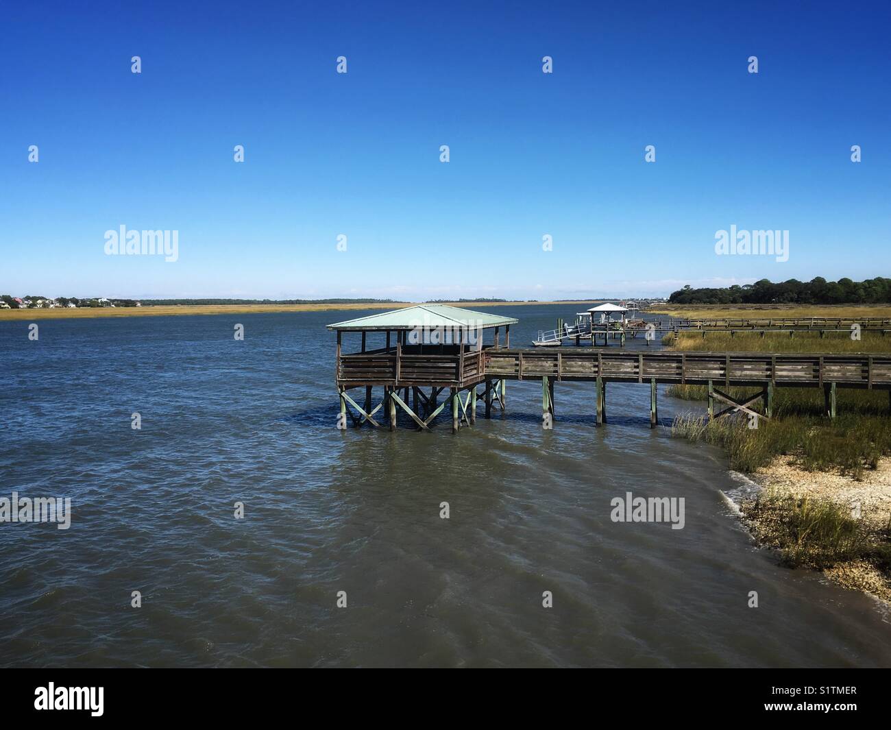 Moli pubblici in legno con piccola terrazza panoramica sul lago o sul fiume Foto Stock