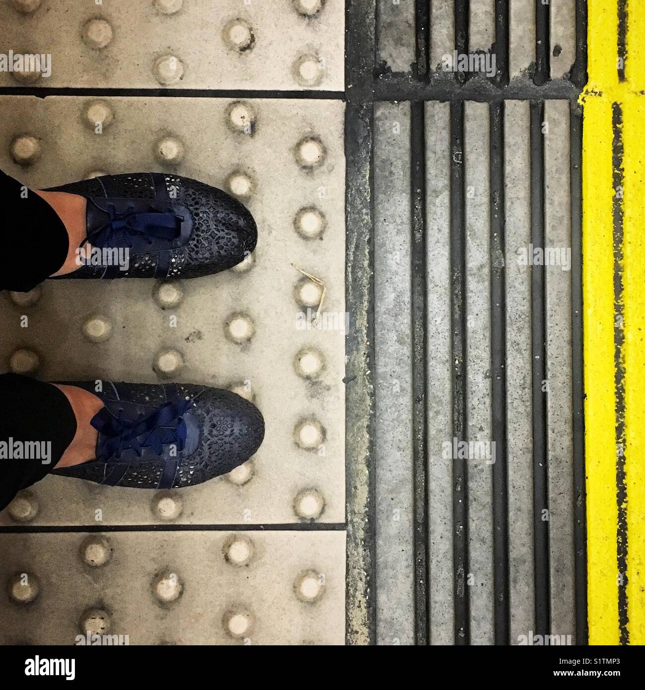 Scarpe blu su una piattaforma di tubo Foto Stock