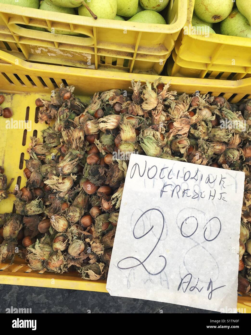Le nocciole in vendita, Napoli Italia. Foto Stock