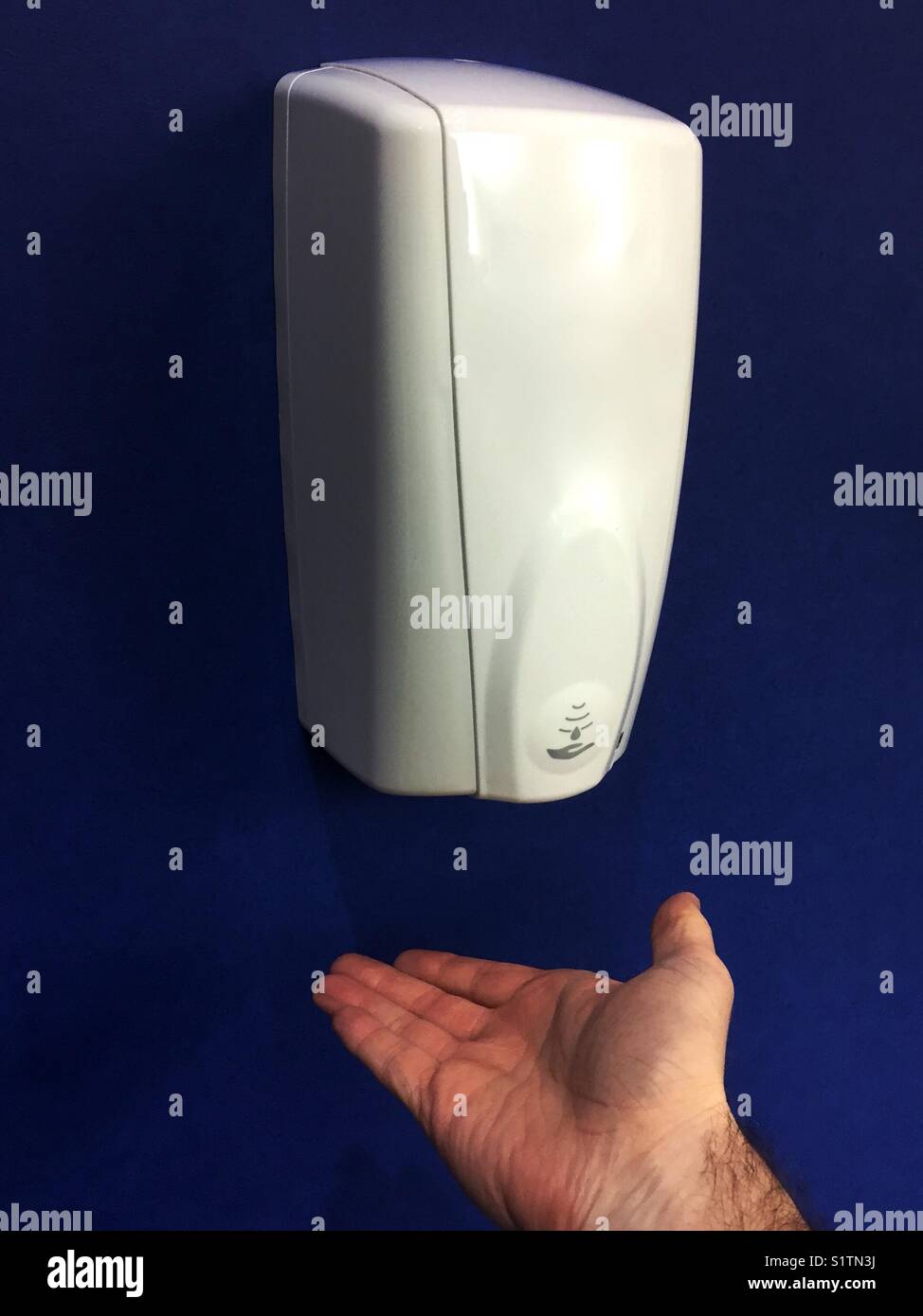 Igienizzatore mani pulire le mani. Covid 19 lavarsi le mani. Coronavirus e sanitizzante Foto Stock