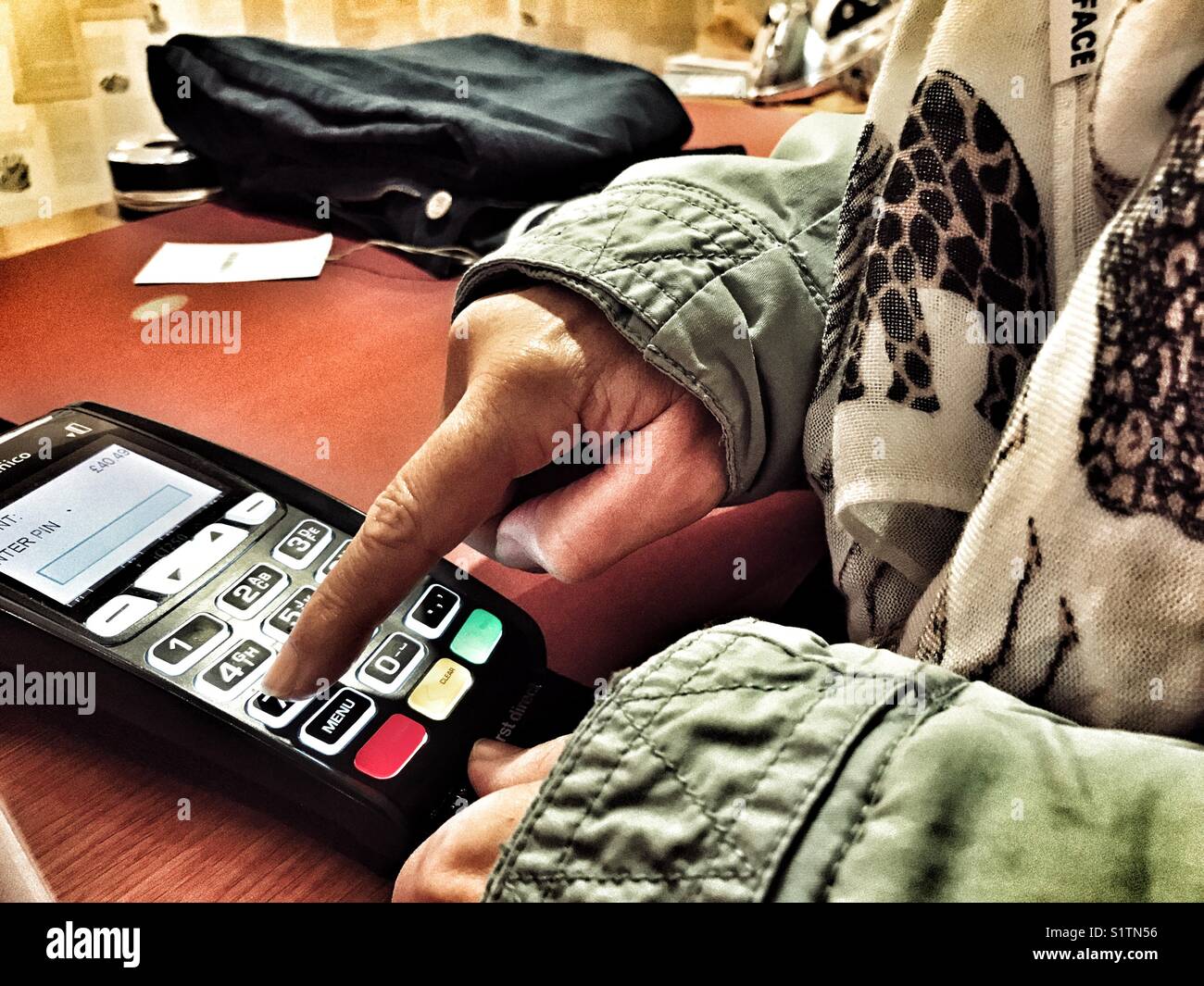 Donna di pagare con una carta di credito, utilizzando un pagamento con carta di credito macchina. Foto Stock