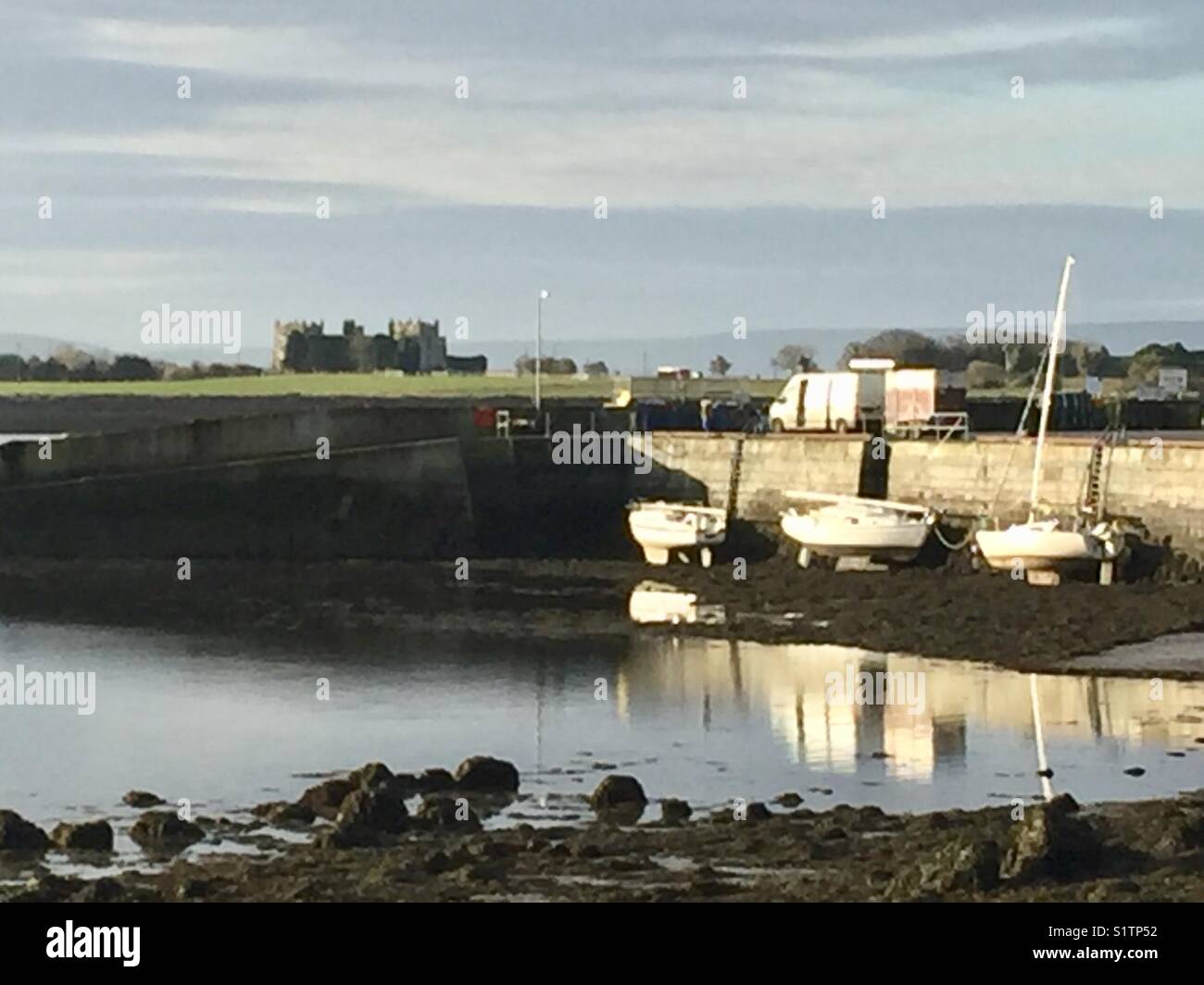 Barche a vela e castelli, wild atlantic modo, Irlanda Foto Stock