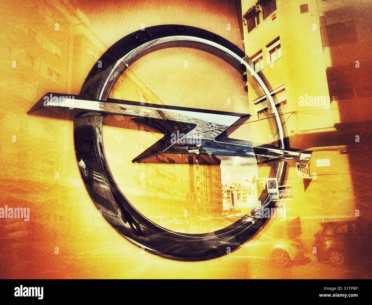Logo Opel e riflessione edificio, Malaga, Spagna - Immagine stock catturata con smartphone