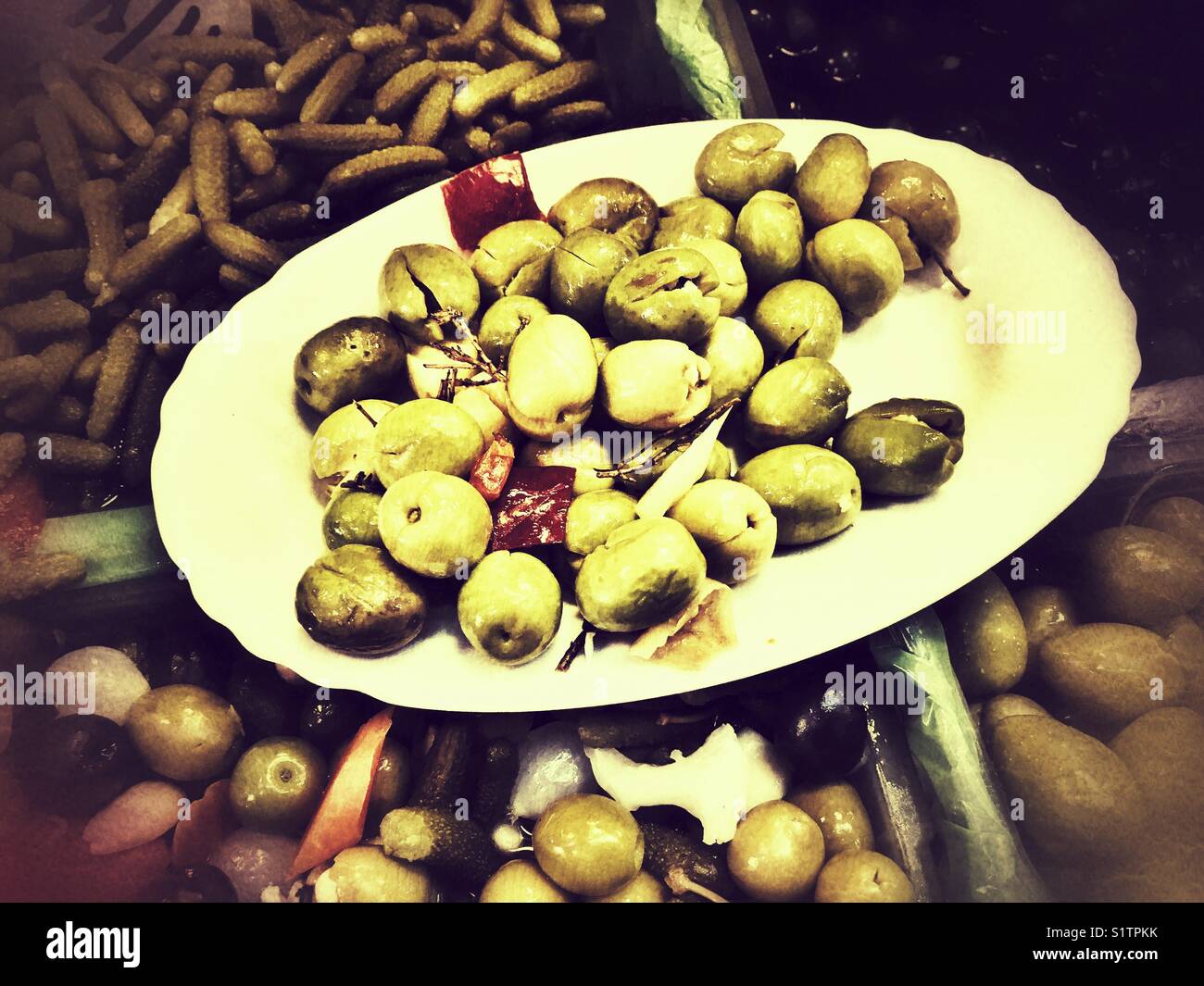 Un assaggio di olive spagnole su un piatto - Immagine stock catturata con smartphone